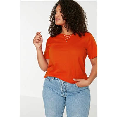 Kırmızı Yaka Detaylı Boyfriend Fit %100 Pamuk Örme Büyük Beden T-Shirt TBBSS22TS1027