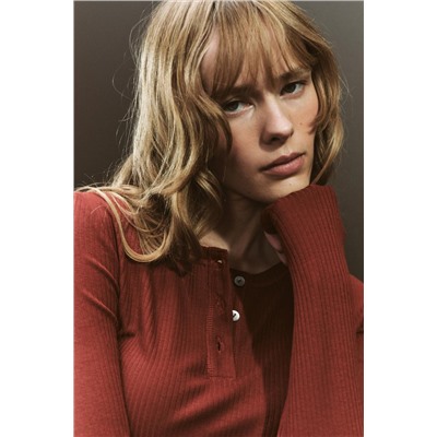 RIBBED T-SHIRT WITH BUTTONS