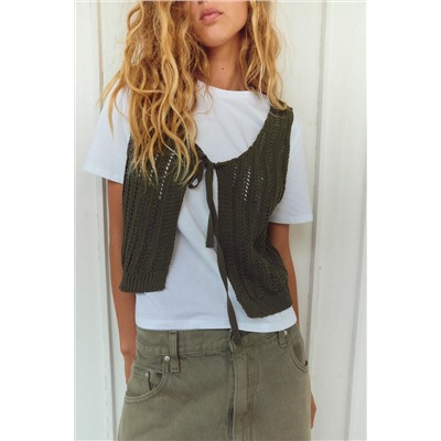 CONTRAST T-SHIRT AND VEST