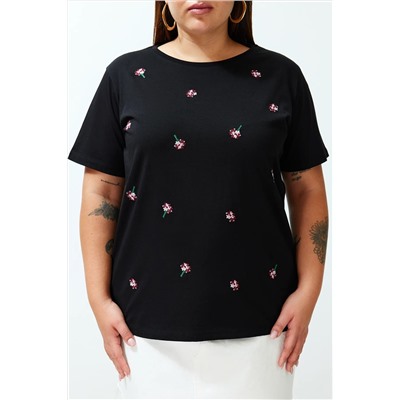 Siyah Boyfriend Çiçek Nakış Detaylı %100 Pamuk Örme Büyük Beden T-shirt TBBSS24BF00029