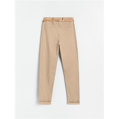 Chinohose mit Gürtel