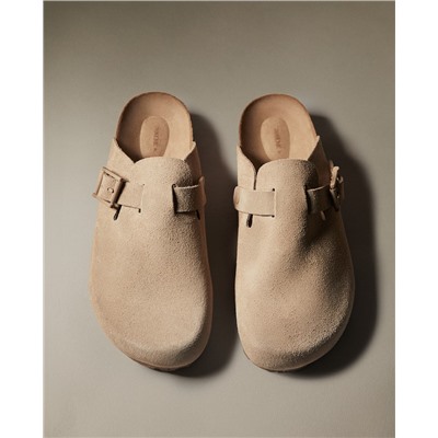 LEATHER CLOGS WITH BUCKLES