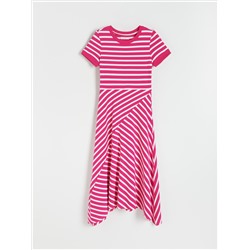 Kleid mit asymmetrischem Unterteil