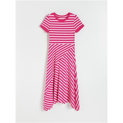 Kleid mit asymmetrischem Unterteil