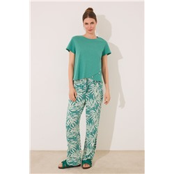 Pantalón largo estampado hojas verde