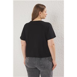Siyah Bisiklet Yaka Nakışlı Crop Örme Büyük beden T-shirt TBBSS25BF00015