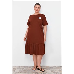 Kahverengi Eteği Fırfırlı Etiket Detaylı %100 Pamuk Örme Büyük Beden T-shirt Elbise TBBSS24AH00171