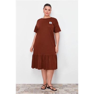 Kahverengi Eteği Fırfırlı Etiket Detaylı %100 Pamuk Örme Büyük Beden T-shirt Elbise TBBSS24AH00171