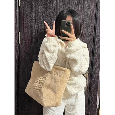 Симпатичная сумка тоут в стиле Miu Mi*u 👝   Размера нет, но на модели видно какая она