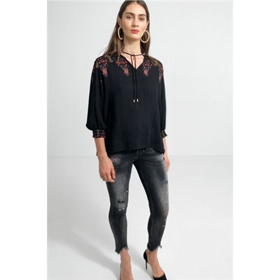 Blusa boho pompones