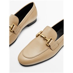 Mocasín piel hebilla metálica