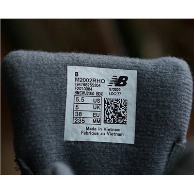 New Balanc*e 👟 мягкая и нежная текстура. Воловья кожа✔️ Подошва EVA, амортизирующая и нескользящая. Дизайн в ретро стиле.. унисекс. Отшиты на оригинальной фабрике N*B из остатков оригинальной ткани✔️ производство во Вьетнаме 🇻🇳 цена данной модели на оф сайте выше 16 000 😱