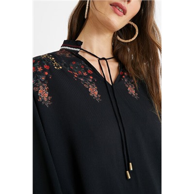 Blusa boho pompones