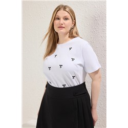 Beyaz Boyfriend Fiyonk Nakış Detaylı %100 Pamuk Örme Büyük Beden T-shirt TBBSS24BF00029