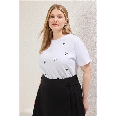 Beyaz Boyfriend Fiyonk Nakış Detaylı %100 Pamuk Örme Büyük Beden T-shirt TBBSS24BF00029