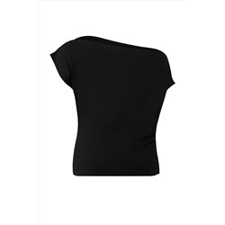 Siyah Büzgü/Drape Detaylı Dökümlü Asimetrik Yaka Örme Bluz TBBSS25AF00119