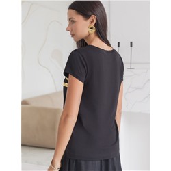 Нарядная футболка с золотистым принтом