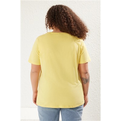 Sarı Slogan Baskılı Boyfriend %100 Pamuk Örme Büyük Beden T-shirt TBBSS24BF00036