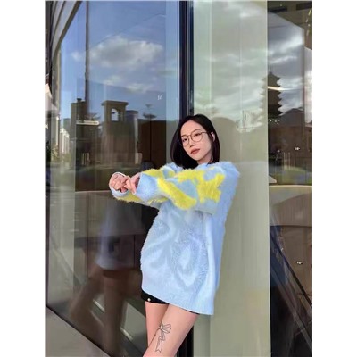 Женский свитер с пушистой аппликацией 😃