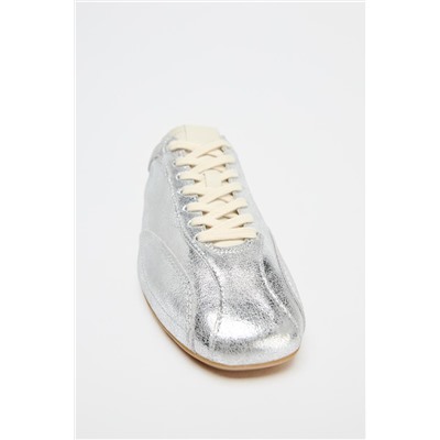 ZAPATILLAS DEPORTIVAS EFECTO METALIZADO