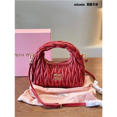 Трендовая сумка-малышка MiuMiu 👔  Реплика  Материал: овечья кожа  4 цвета  Размер: 22*11