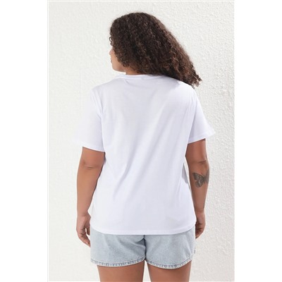 Beyaz Kokteyl Baskılı Boyfriend Fit Büyük Beden T-shirt TBBSS25BF00068