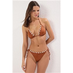 TRENDYOLMİLLA Kahverengi Üçgen Deniz Kabuğu Aksesuarlı Regular Bikini Takımı TBESS25BT00053