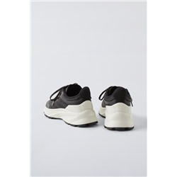 SPORTY SNEAKERS