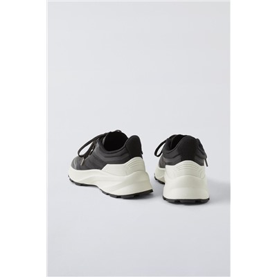 SPORTY SNEAKERS