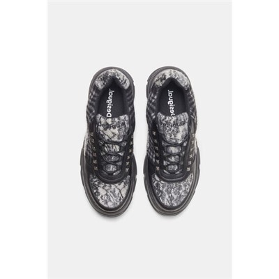 Zapatilla plataforma tachuelas