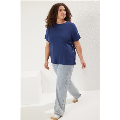 Lacivert Boyfriend Fit Yanda Çıt Çıt Detaylı %100 Pamuk Örme Büyük Beden T-shirt TBBSS24BF00000