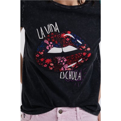 Camiseta parche labios bordados