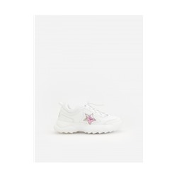Sneaker mit glänzender Applikation