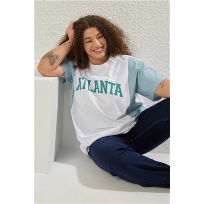 Yeşil Oversize Slogan Baskılı Kolda Çizgili Poplin Detaylı %100 Pamuk Örme T-shirt TBBSS24BF00017