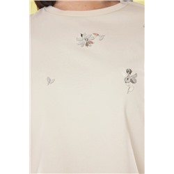 Bej Bisiklet Yaka Çiçek İşlemeli Örme Büyük Beden T-shirt TBBSS25BF00024