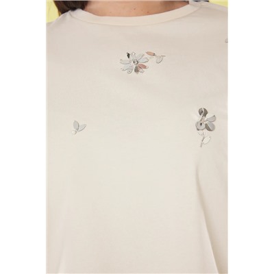 Bej Bisiklet Yaka Çiçek İşlemeli Örme Büyük Beden T-shirt TBBSS25BF00024