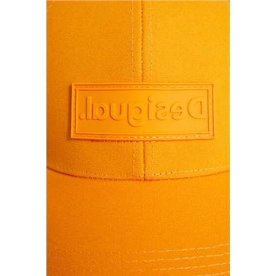 Gorra placa logo y mensajes