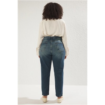 Koyu Mavi Yüksek Bel Comfort Eskitme Yıkamalı Mom Fit Büyük Beden Jeans TBBSS25CJ00004