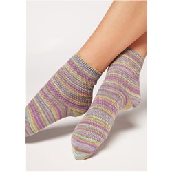 Mehrfarbige kurze Socken in Häkeloptik