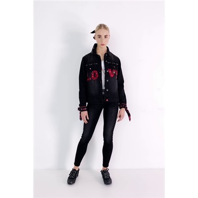Cazadora denim detalles tachuelas