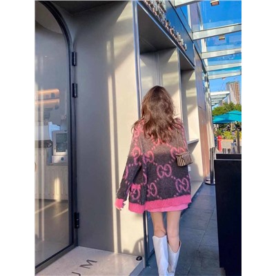 Впереди осень 🍂 время теплых и уютных кардиганов 😍   Один из таких, кардиган Gucc*i 💚  Отличная реплика