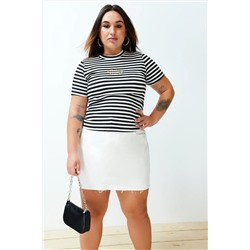 Trendyol Curve Siyah-Beyaz Çizgili Nakış Detaylı Büyük Beden Örme T-shirt TBBSS24BF00004