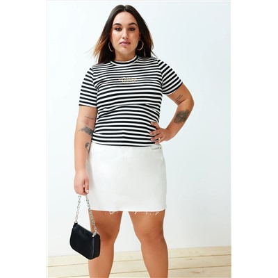 Trendyol Curve Siyah-Beyaz Çizgili Nakış Detaylı Büyük Beden Örme T-shirt TBBSS24BF00004