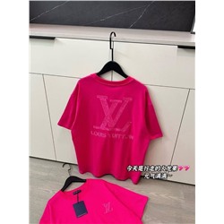 Яркая футболка цвета фуксии Louis Vuitto*n 🌸  Материал: хлопок