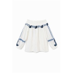 Blusa cuello barco bordada