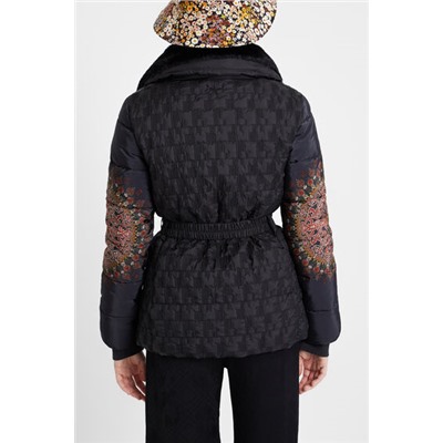 Chaqueta padded cintura ajustable cuello alto