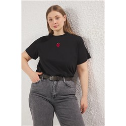 Siyah Bisiklet Yaka Nakışlı Crop Örme Büyük beden T-shirt TBBSS25BF00015