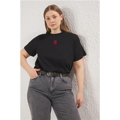 Siyah Bisiklet Yaka Nakışlı Crop Örme Büyük beden T-shirt TBBSS25BF00015