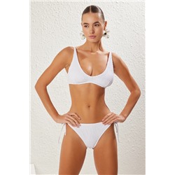 TRENDYOLMİLLA Beyaz Üçgen Gipeli Regular Bikini Takımı TBESS25BT00000