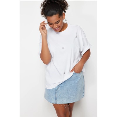 Beyaz Kalp Aksesuar Detaylı Oversize %100 Pamuk Örme T-shirt TBBSS24BF00008